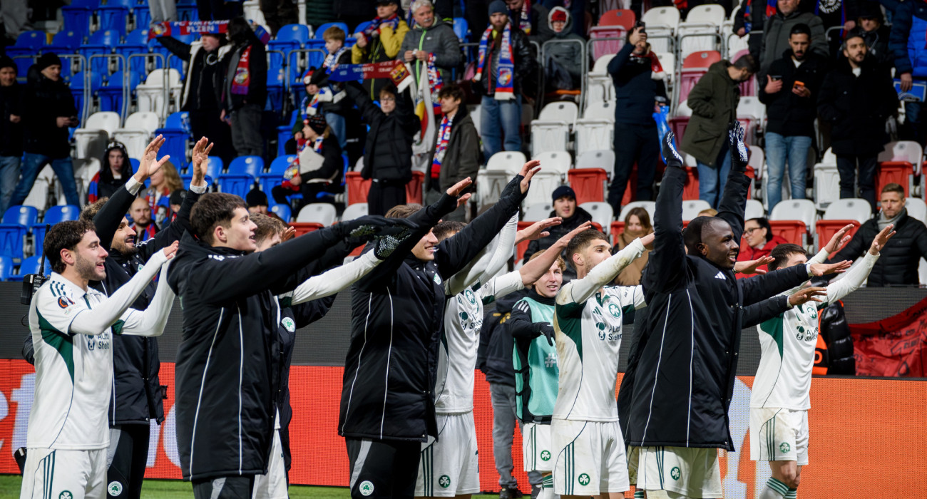 Οι ποδοσφαιριστές του Παναθηναϊκού πανηγυρίζουν την πρόκριση με τον κόσμο της ομάδας / ΄Πηγή: Eurokinissi