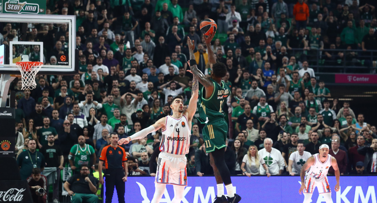 Ο Παναθηναϊκός διαμαρτύρεται για φάουλ πάνω στον Ντέιβις / Πηγή: Eurokinissi