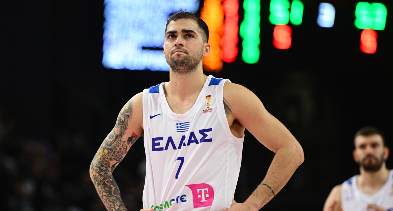 Απογοητευμένος ο Βασίλης Τολιόπουλος με την ήττα της Εθνικής - Πηγή: Eurokinissi