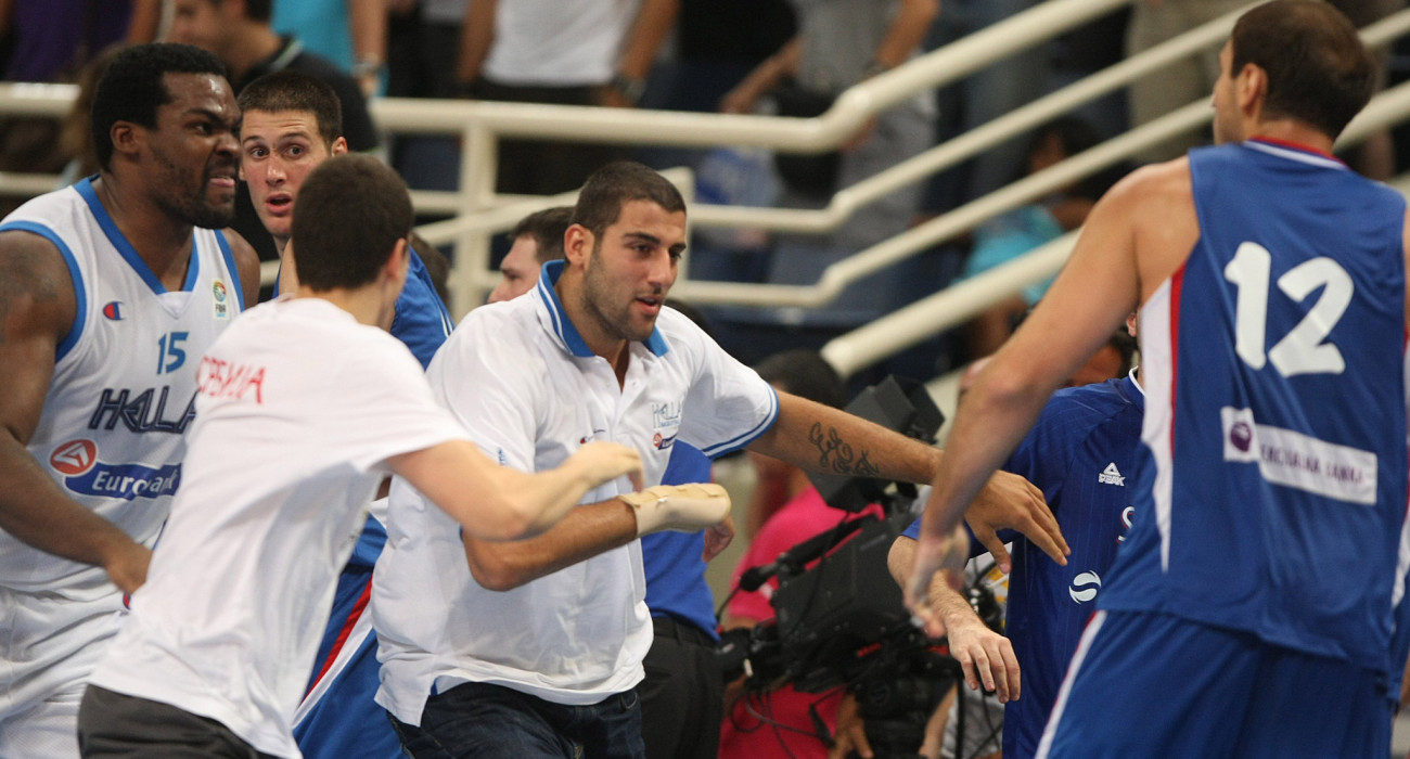 Ο Γιάννης Μπουρούσης στο... μάτι του κυκλώνα / Πηγή: Intime