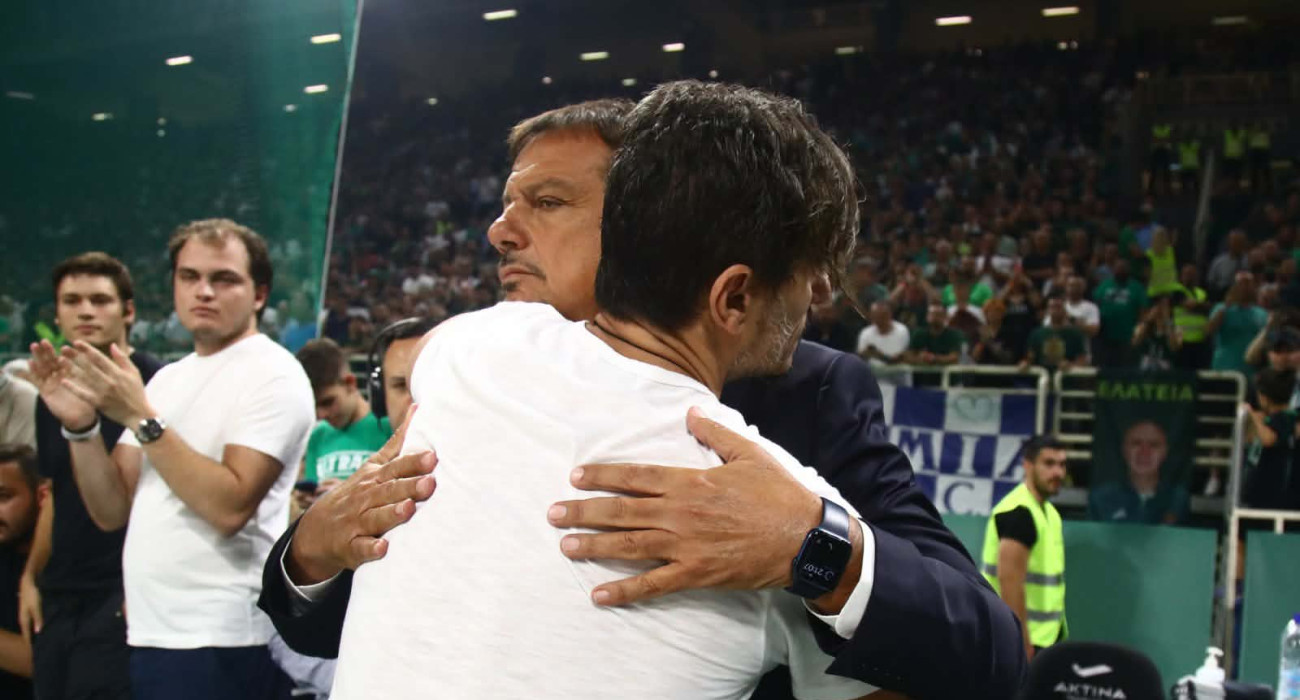 Δημήτρης Γιαννακόπουλος και Εργκίν Αταμάν  αγκαλιάζονται θερμά/ Πηγή: Eurokinissi