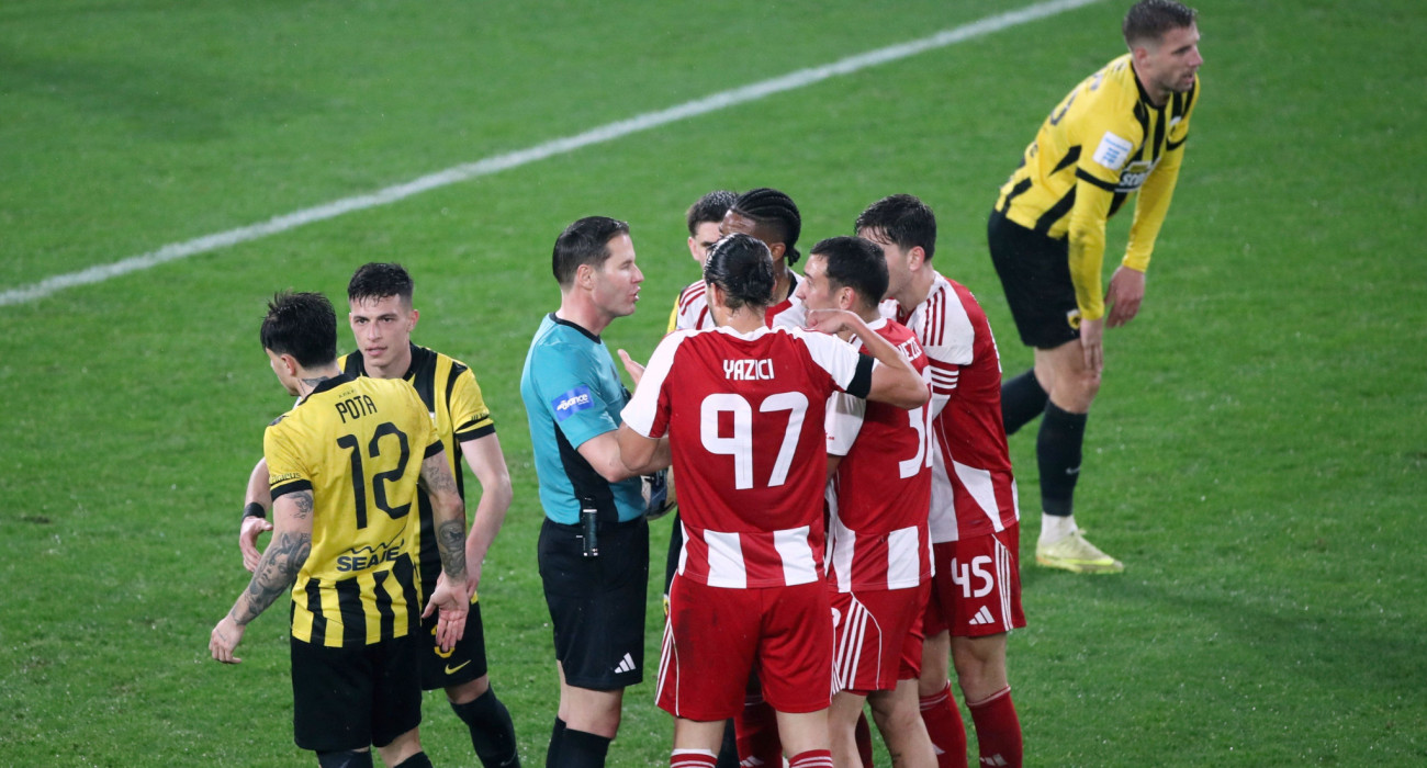 Με διετή αποκλεισμό από όλα τα γήπεδα τιμωρήθηκαν οι δύο οπαδοί της ΑΕΚ που πέταξαν ομπρέλα στον αγωνιστικό χώρο στο ντέρμπι με τον Ολυμπιακό / Πηγή: Intime