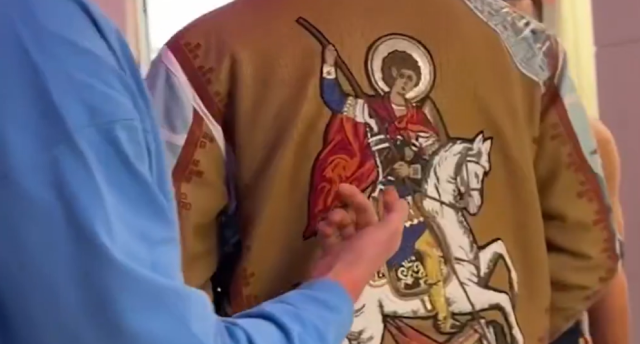 Τρομερό: Ο Τάουνς φόρεσε τζάκετ με την εικόνα του Αγίου Γεωργίου και δεν ήξερε τι είναι (video)