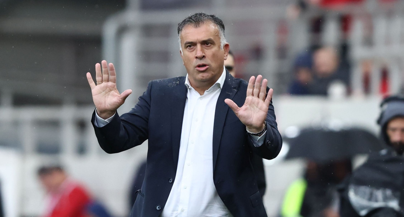 Εκνευρισμένος ο Γιάννης Αναστασίου στο «Γ. Καραϊσκάκης» / Πηγή: Intim