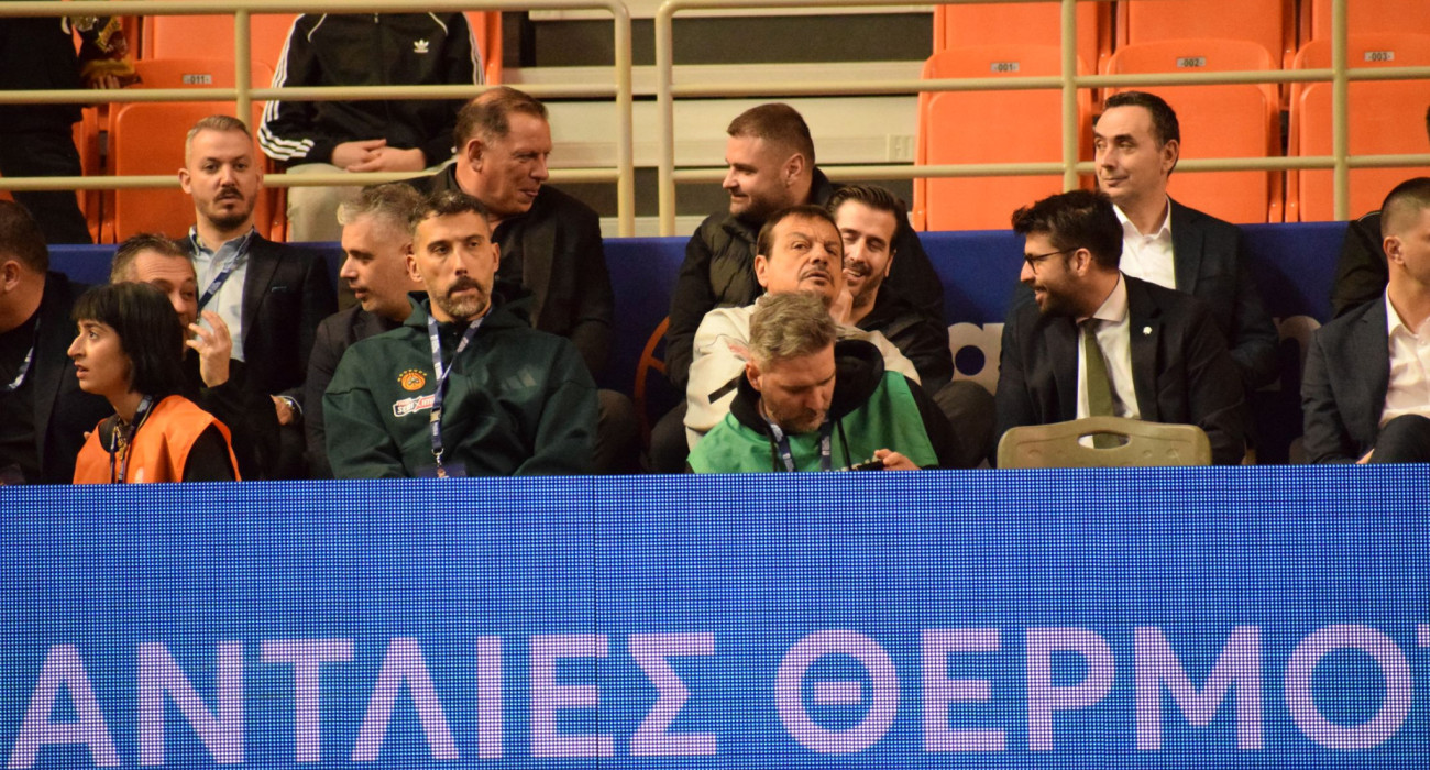 Ο Εργκίν Αταμάν παρακολουθεί την αναμέτρηση Ηρακλής-Μύκονος / Πηγή: Αργυρώ Κουκά