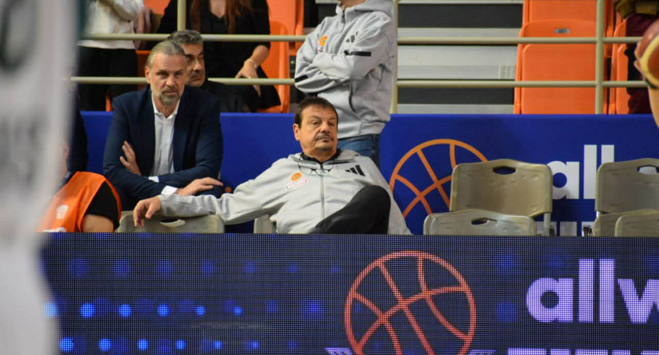 Ο Εργκίν Αταμάν παρακολουθεί την αναμέτρηση Μαρούσι - Ολυμπιακός / Πηγή: Αργυρώ Κουκά