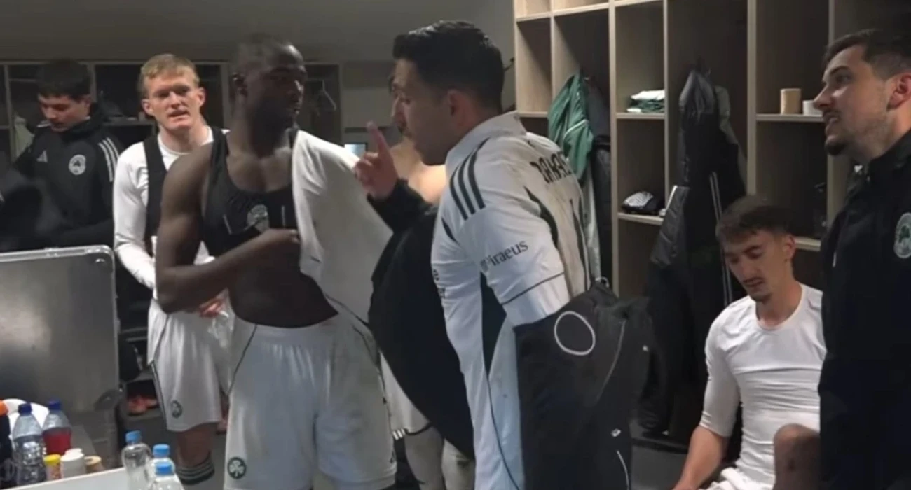 Ο Τάσος Μπακασέτας στα αποδυτήρια / Screenshot