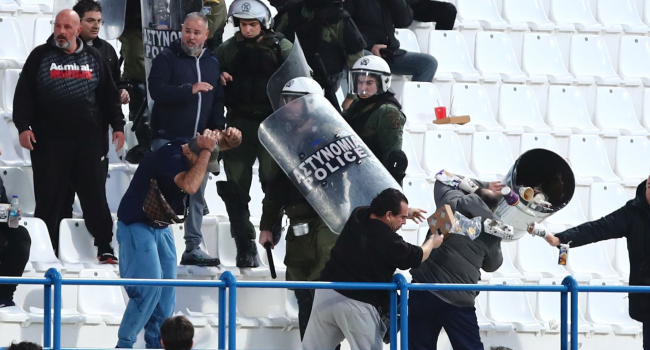 Επεισόδια στις εξέδρες του γηπέδου της Νεάπολης είχαν ως αποτέλεσμα να διακοπεί το ματς Κηφισιά - ΟΦΗ για 5 λεπτά / Πηγή: Eurokinissi