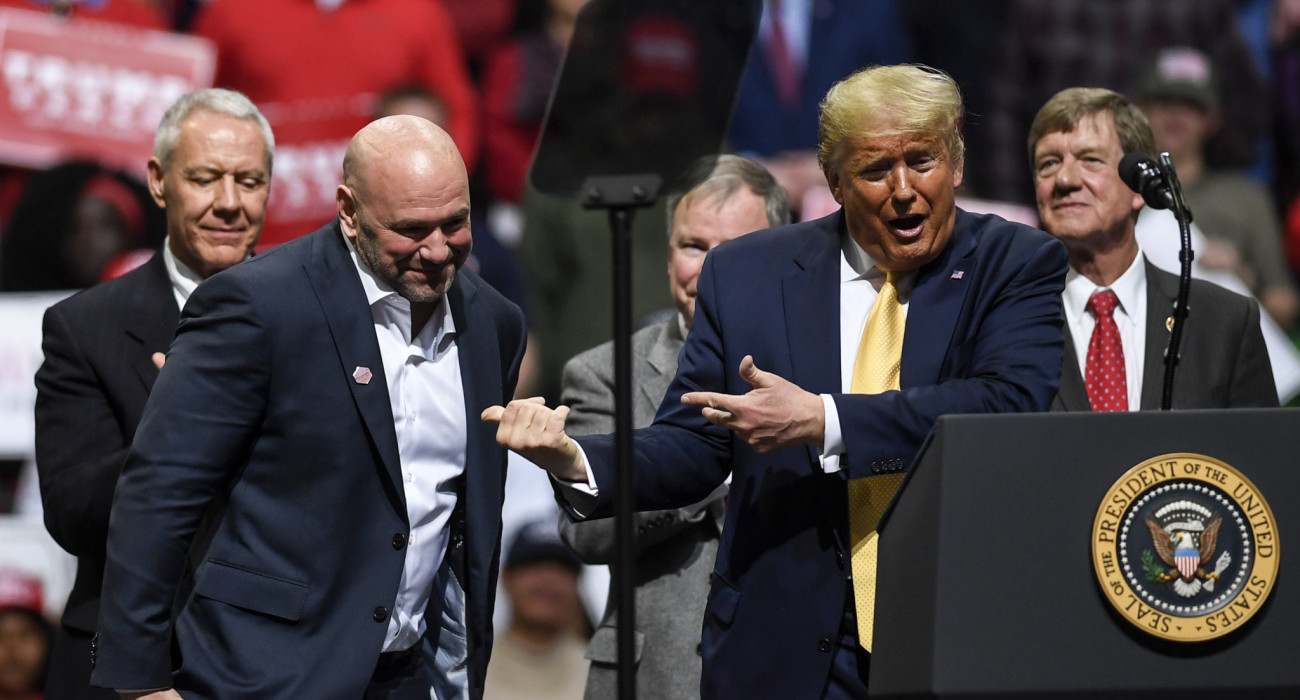 Ο Πρόεδρος των ΗΠΑ Ντόναλντ Τραμπ με τον ιδιοκτήτη του UFC, Ντάνα Γουάιτ / Πηγή: AAron Ontiveroz - Getty Images