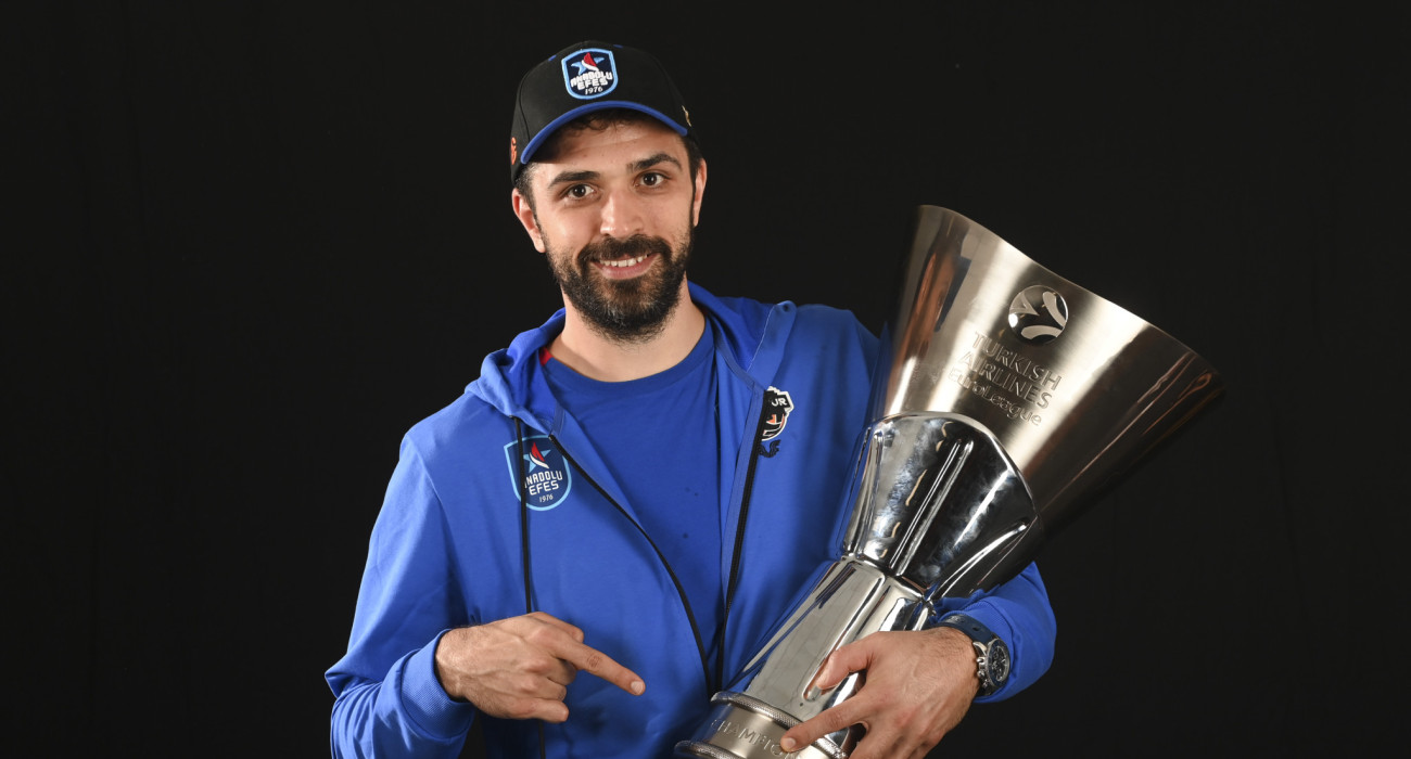 O «Κρούνο» κρατά στα χέρια του το ένα από τα δύο ευρωπαϊκά τρόπαια που κατέκτησε / Photo by Rodolfo Molina/Euroleague Basketball via Getty Images