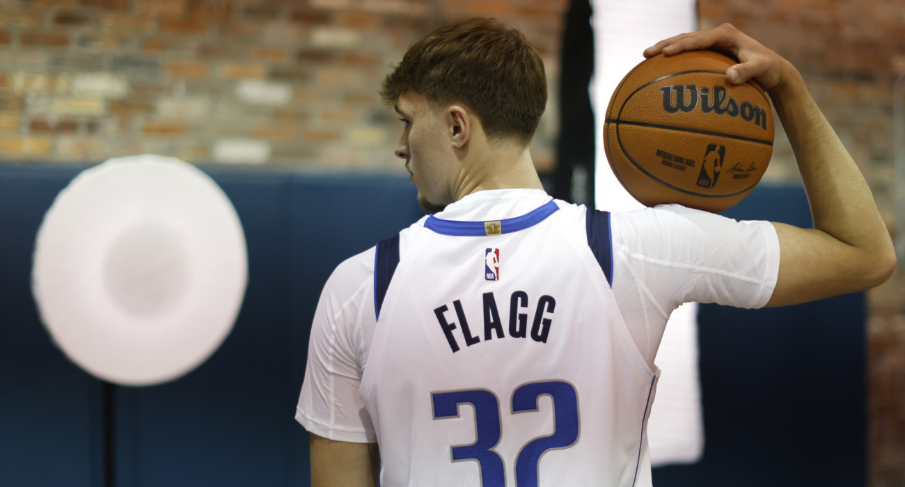 Το όνομα του υπερταλαντούχου Κούπερ Φλαγκ, τυπωμένο στη φανέλα των Ντάλας Μάβερικς του NBA / Photo by Ron Jenkins/Getty Images