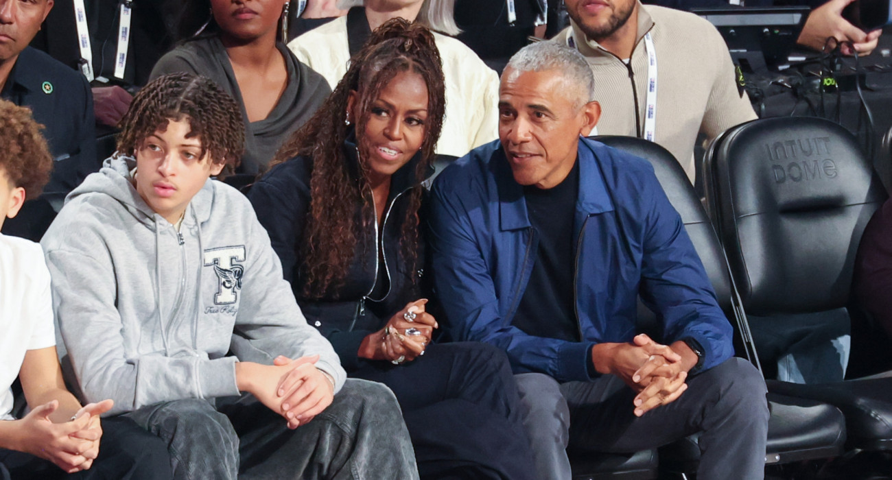 Ο Μπαράκ Ομπάμα με τη σύζυγό του Μισέλ στο All Star Game του NBA, Πηγή: Christopher Polk/Billboard via Getty Images/Ideal Images