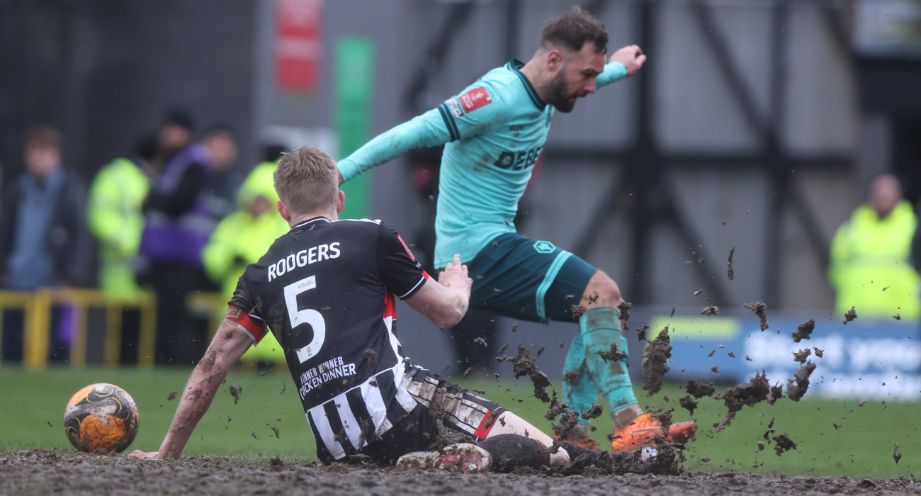 Το γήπεδο της Γκρίσμπι παραπέμπει σε... βούρκο και όχι σε ποδοσφαιρικό τερέν / Πηγή: Nigel Roddis / Getty Images