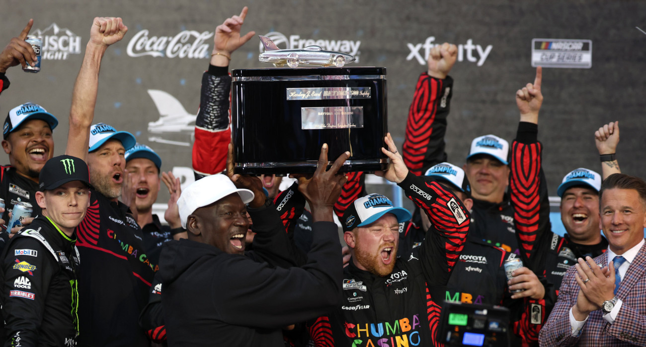 Ο Μάικλ Τζόρνταν μετά τα έξι πρωταθλήματα στα παρκέ του ΝΒΑ, πήρε και ένα στις πίστες του Nascar / Πηγή: Chris Graythen / Getty Images / Ideal Images