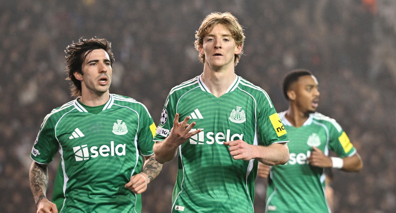 Ο Άντονι Γκόρντον σκόραρε τέσσερα τέρματα στην αναμέτρηση της Νιουκάστλ με την Καραμπάγκ / Πηγή: Photo by Christian Kaspar-Bartke - UEFA/UEFA via Getty Images