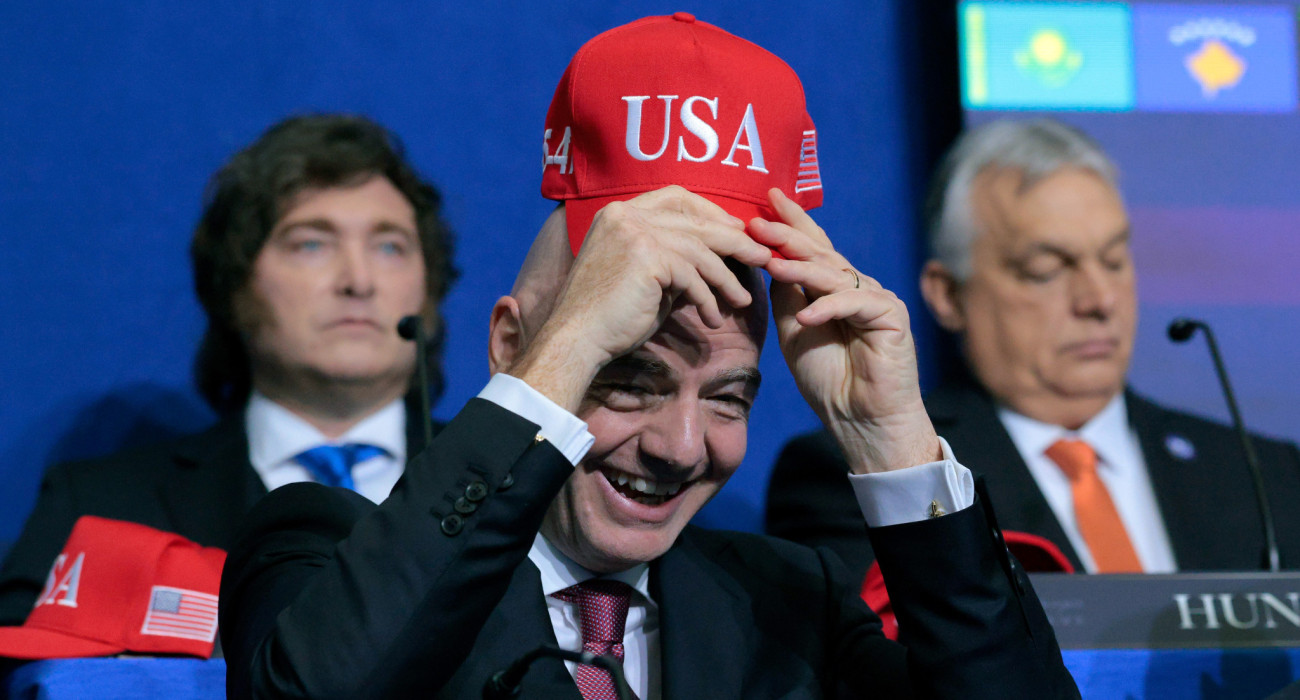 Ο πρόεδρος της FIFA, Τζιάνι Ινφαντίνο με το καπέλο... ωδή στον Ντόναλντ Τραμπ / Πηγή: Chip Somodevilla / Getty Images