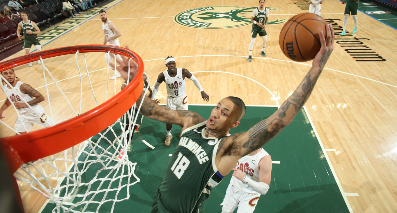 Ο Κάιλ Κούζμα των Μιλγουόκι Μπακς έτοιμος να... κατεβάσει τη στεφάνη / Photo by Gary Dineen/NBAE via Getty Images