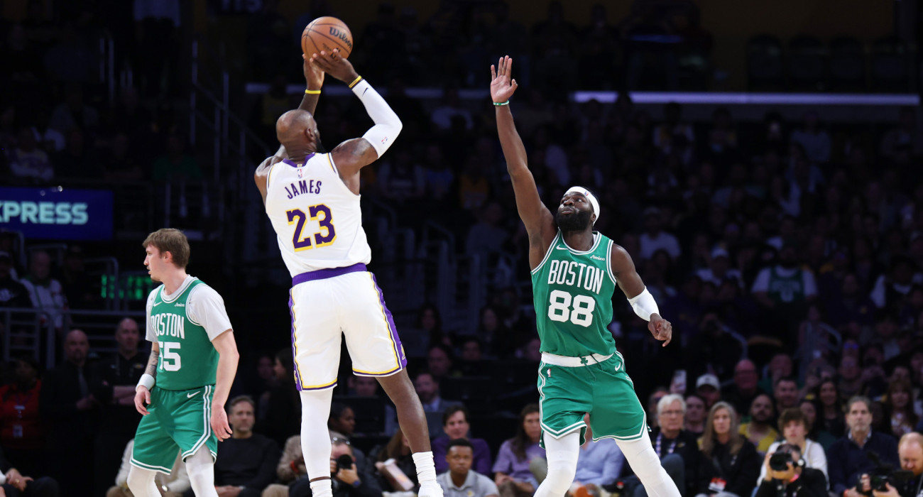 Ο ΛεΜπρόν Τζέιμς απέναντι στους Σέλτικς / Πηγή: Luiza Moraes/Getty Images