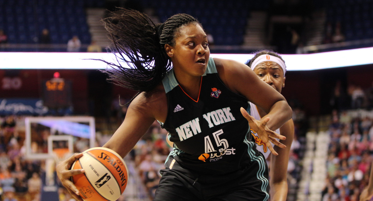 Η Κάρα Μπράξτον με τη φανέλα των Νιού Γιορκ Λίμπερτι / Πηγή: Tim Clayton/Corbis via Getty Images