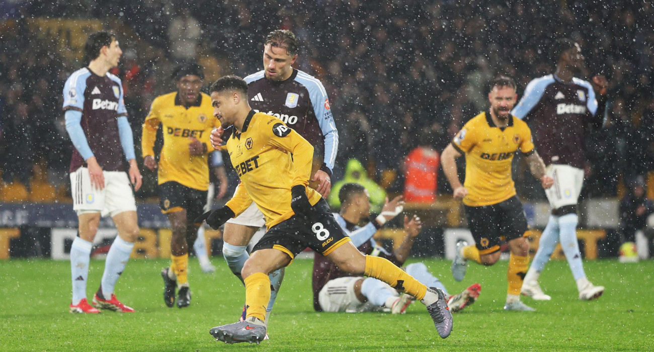 Ο Ζοάο Γκόμες πανηγυρίζει το γκολ της Γουλβς κόντρα στην Άστον Βίλα / Photo by Michael Regan/Getty Images