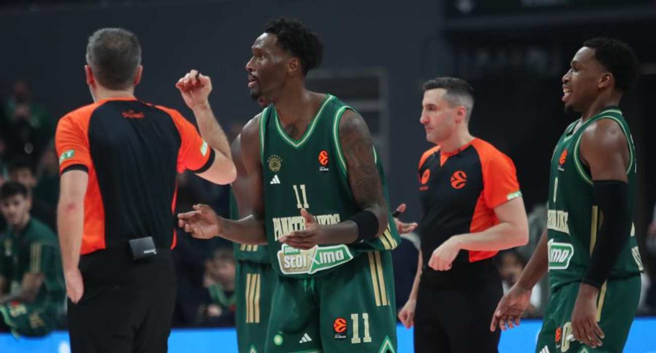 Ο Χέιζ-Ντέιβις διαμαρτύρεται στους διαιτητές για το φάουλ που δεν δόθηκε / Πηγή: Intime