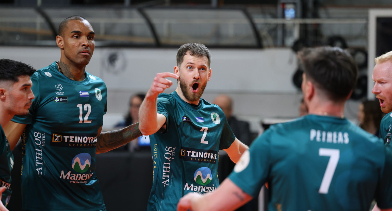 Ο Λουκ Χερ και οι παίκτες του Μίλωνα πανηγυρίζουν στον αγώνα με τον Ολυμπιακό / Πηγή: Intime