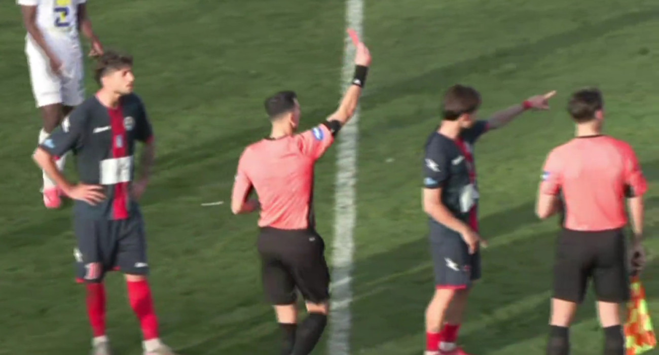Ο διαιτητής Μπεκιάρης (Κορίνθου) δείχνει κόκκινη κάρτα στον Τσιλιγγίρη, αλλά αυτός συνέχισε να αγωνίζεται κανονικά στο Ηλιούπολη - Παναργειακός / screenshot