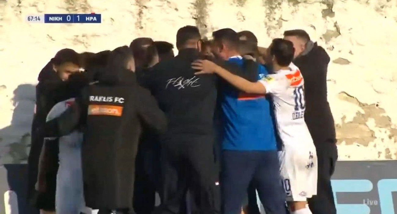 Οι παίκτες του Ηρακλή πανηγυρίζουν το γκολ που τους έδωσε προβάδισμα στο ντέρμπι με τη Νίκη Βόλου / Screenshot