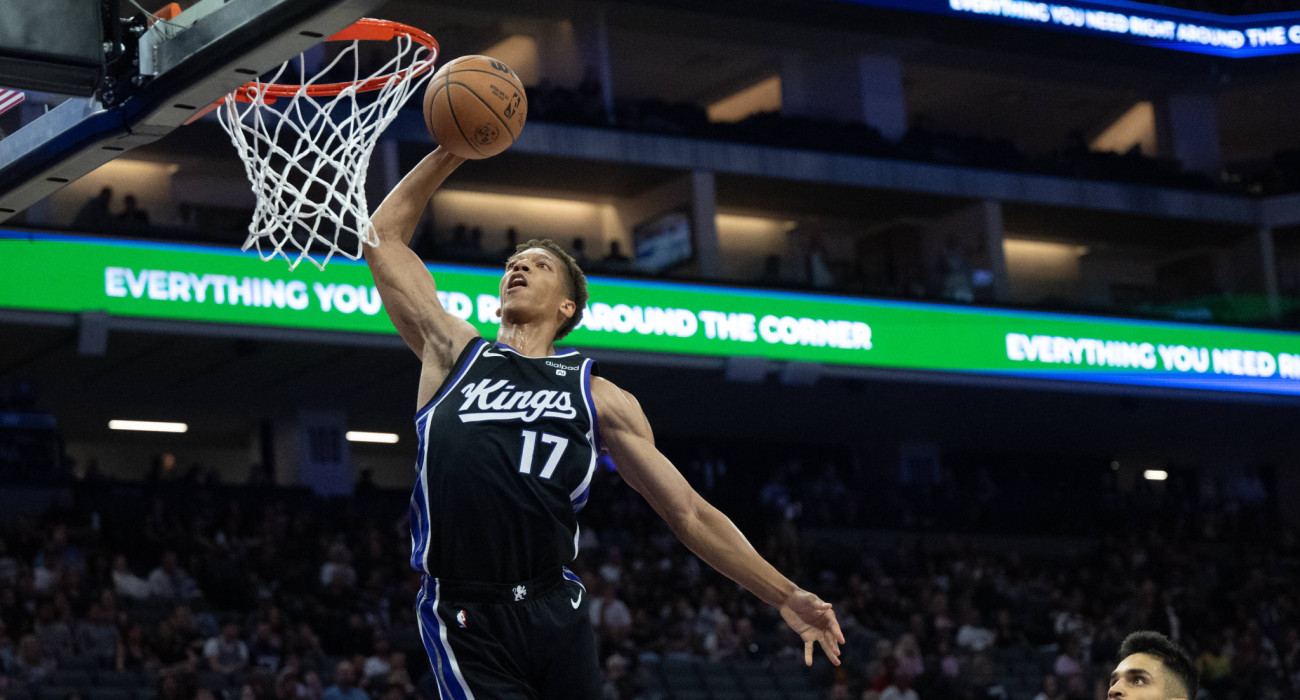 Ο Κέσλερ Έντουαρντς καρφώνει σε αγώνα του ΝΒΑ με τη φανέλα των Σακραμέντο Κινγκς / Πηγή: IMAGO