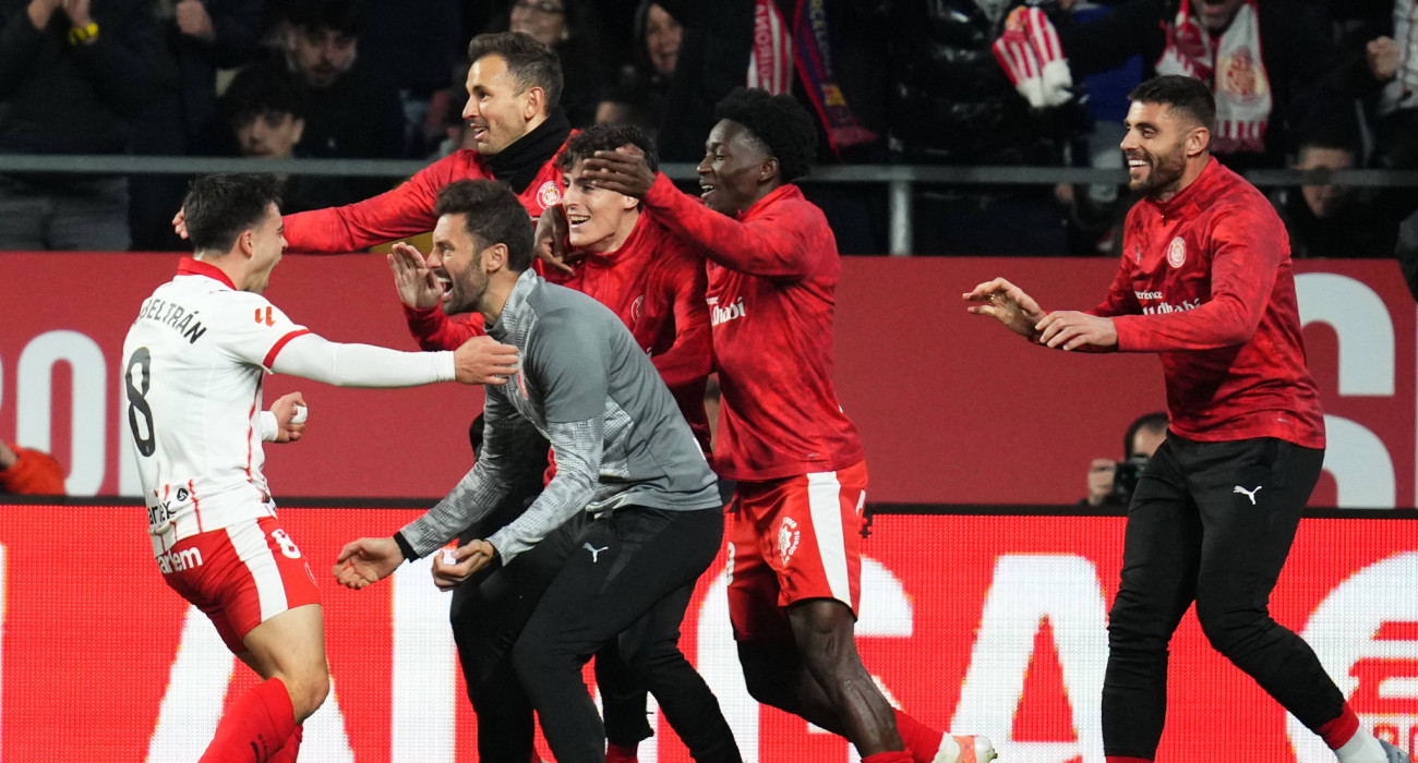 Ο Ρόκα και ο πάγκος της Ζιρόνα... εκστασιασμένοι μετά το γκολ της ανατροπής κόντρα στην Μπαρτσελόνα / Πηγή: Imago