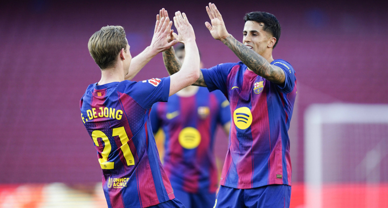 Οι ποδοσφαιριστές της Μπαρτσελόνα πανηγυρίζουν ξανά στην κορυφή της La Liga / Πηγή: Imago