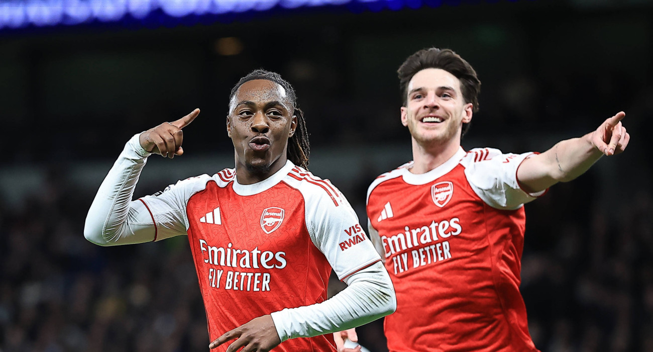 Ο Έζε πανηγυρίζει μαζί με τον Ράις το γκολ της Άρσεναλ / Πηγή: Imago