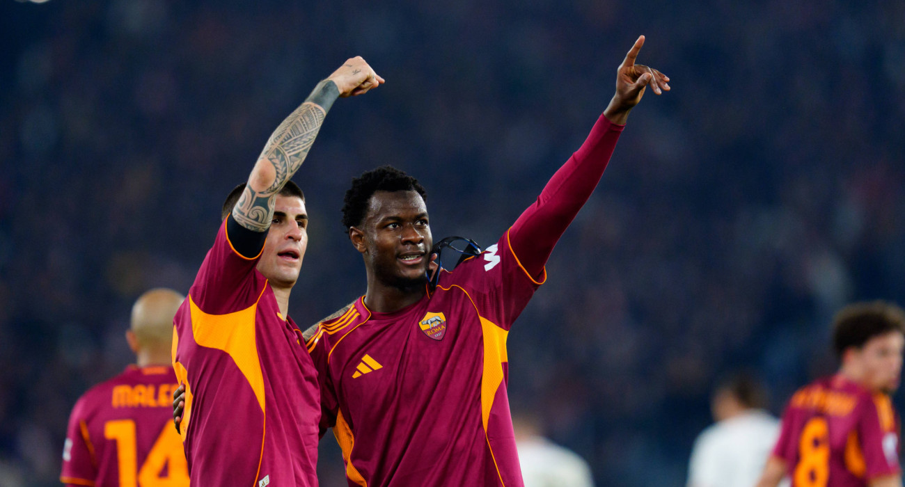 Μαντσίνι και Εντικά πανηγυρίζουν τη νίκη της Ρόμα κόντρα στην Κρεμονέζε / Πηγή: Imago