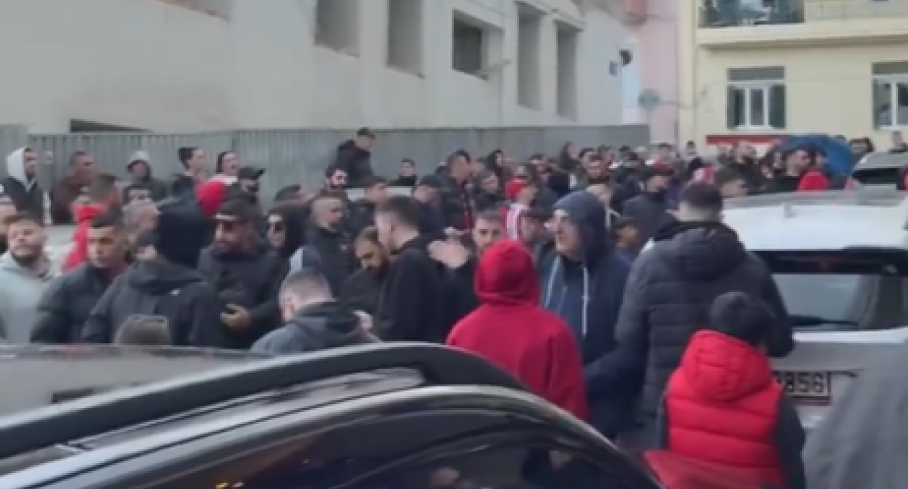 Περίπου 300 οπαδοί του Ολυμπιακού περίμεναν την αποστολή πριν την αναχώρηση για τον τελικό/printscreen