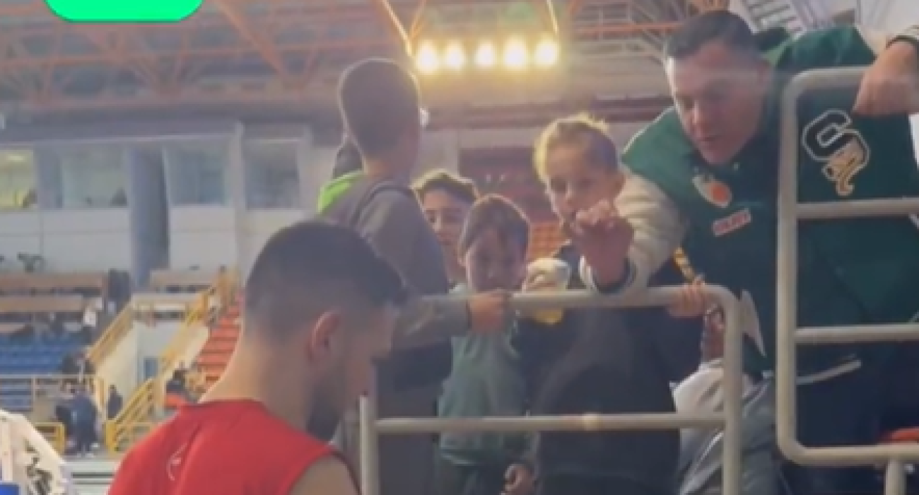 Η συγκινητική στιγμή ανάμεσα στον Κώστα Παπανικολάου και φίλαθλο / Πηγή: Athletiko