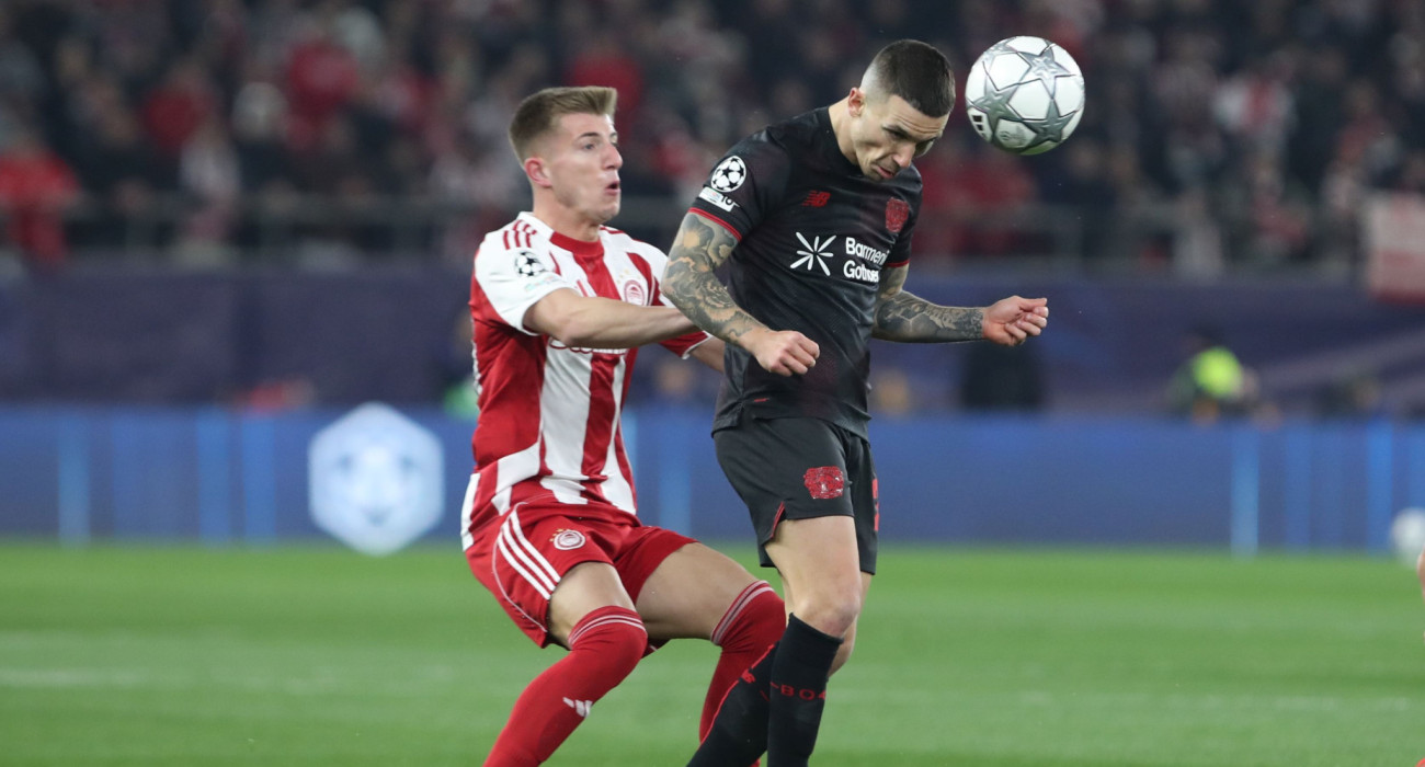 Κοστίνια και Γκριμάλντο σε στιγμιότυπο από το παιχνίδι Ολυμπιακός - Λεβερκούζεν στη League Phase του Champions League / Πηγή: Intime