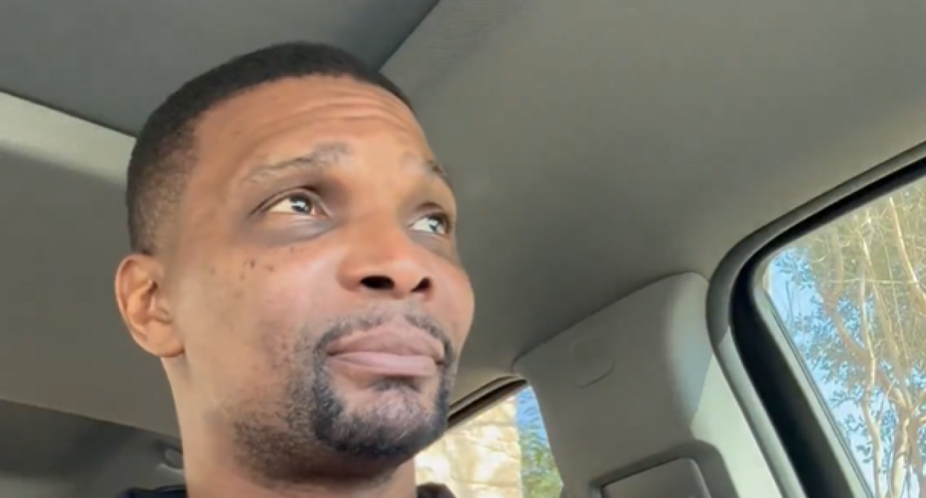 Ο Κρις Μπος μπροστά στην κάμερα, εξομολογείται τα όσα έζησε / Screenshot