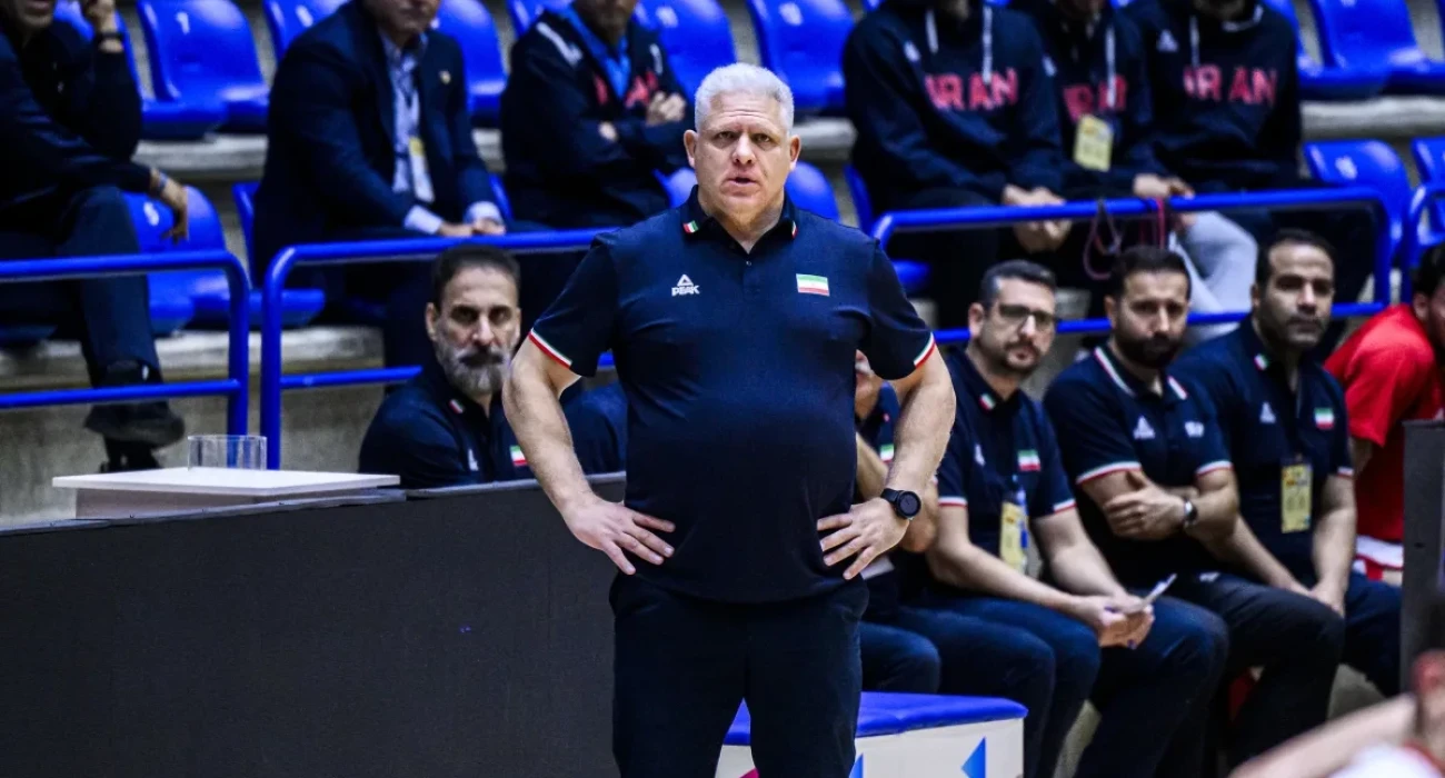 Ο Σωτήρης Μανωλόπουλος στον πάγκο της Εθνικής ομάδας του Ιράν/Πηγή: FIBA