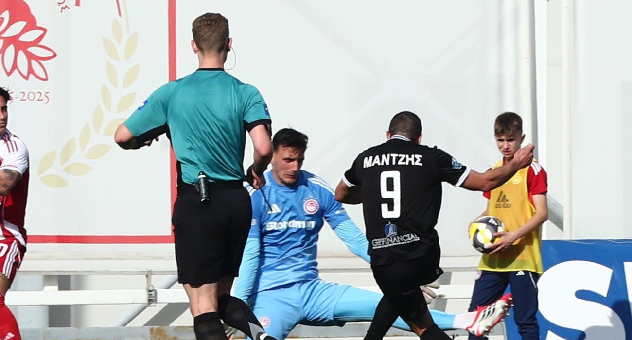 Ο ΒασίληςΜάντζης ανοίγει το σκορ για την Καλαμάτα στο παιχνίδι των playoffs με τον Ολυμπιακό Β / Πηγή: Intime