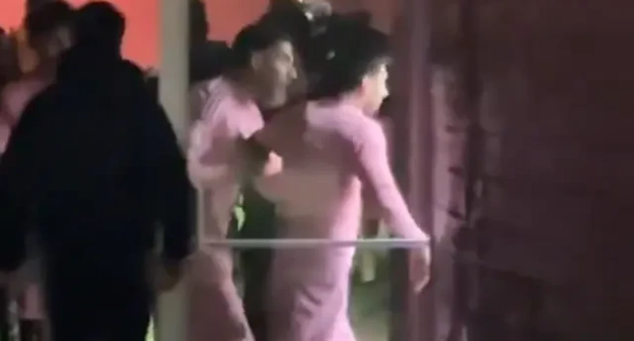 O Λουίς Σουάρεζ σταματάει τον Λιονέλ Μέσι που κατευθυνόταν προς τα αποδυτήρια των διαιτητών / Screenshot