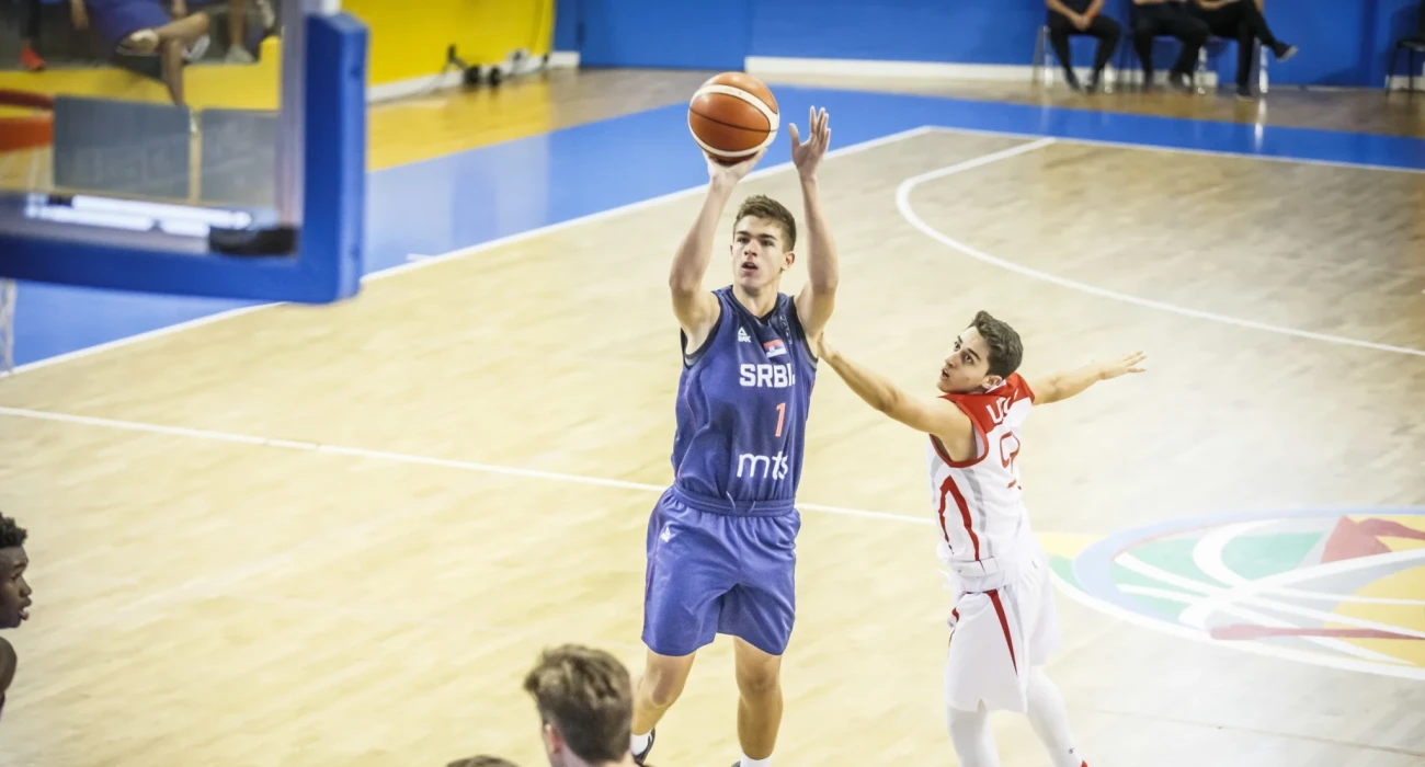 Ο Νίκολα Τζούρισιτς με τις μικρές εθνικές ομάδες της Σερβίας, Πηγή: FIBA
