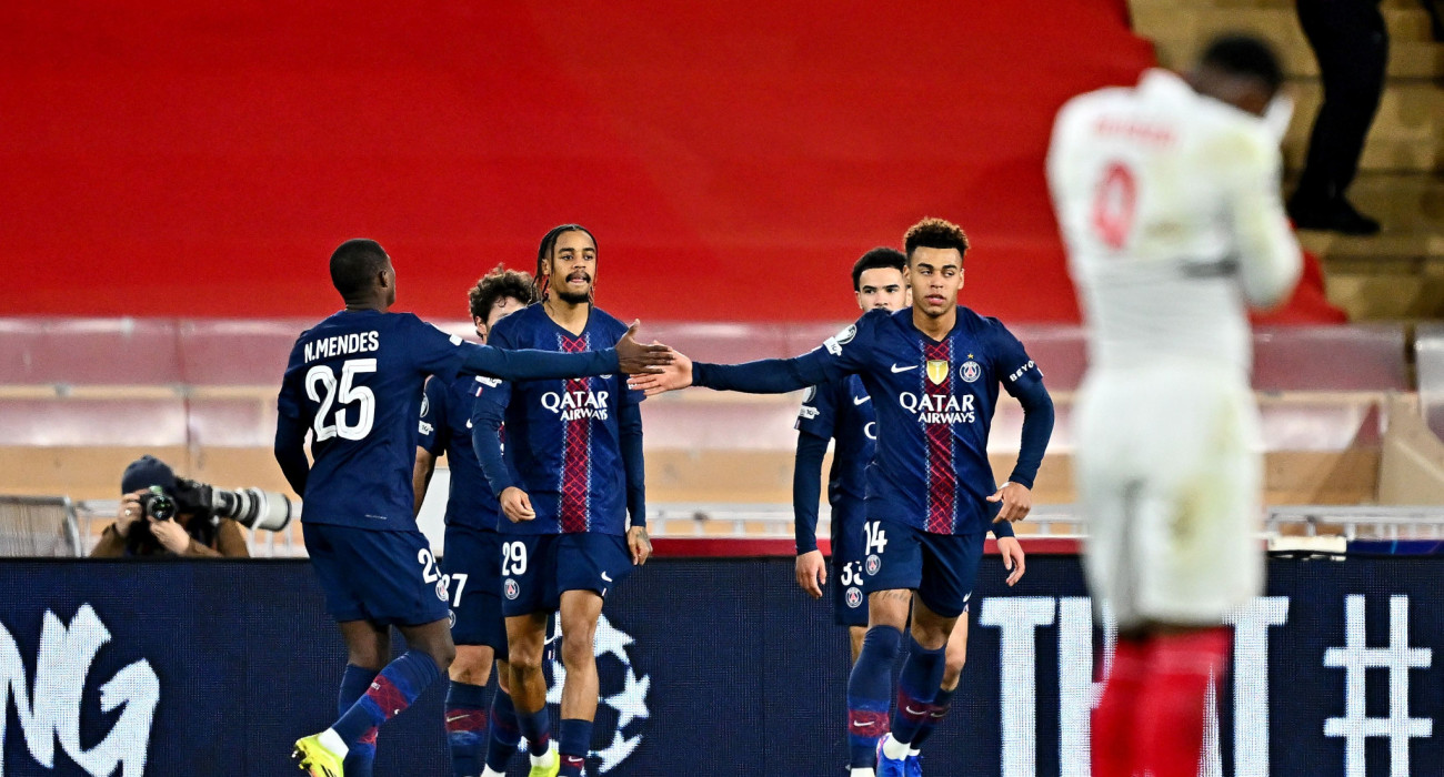 Ο Ντεσιρέ Ντουέ δέχεται τα συγχαρητήρια από τους συμπαίκτες του για το δεύτερο προσωπικό του τέρμα σε βάρος της Μονακό / Photo by Simone Arveda - UEFA/UEFA via Getty Images