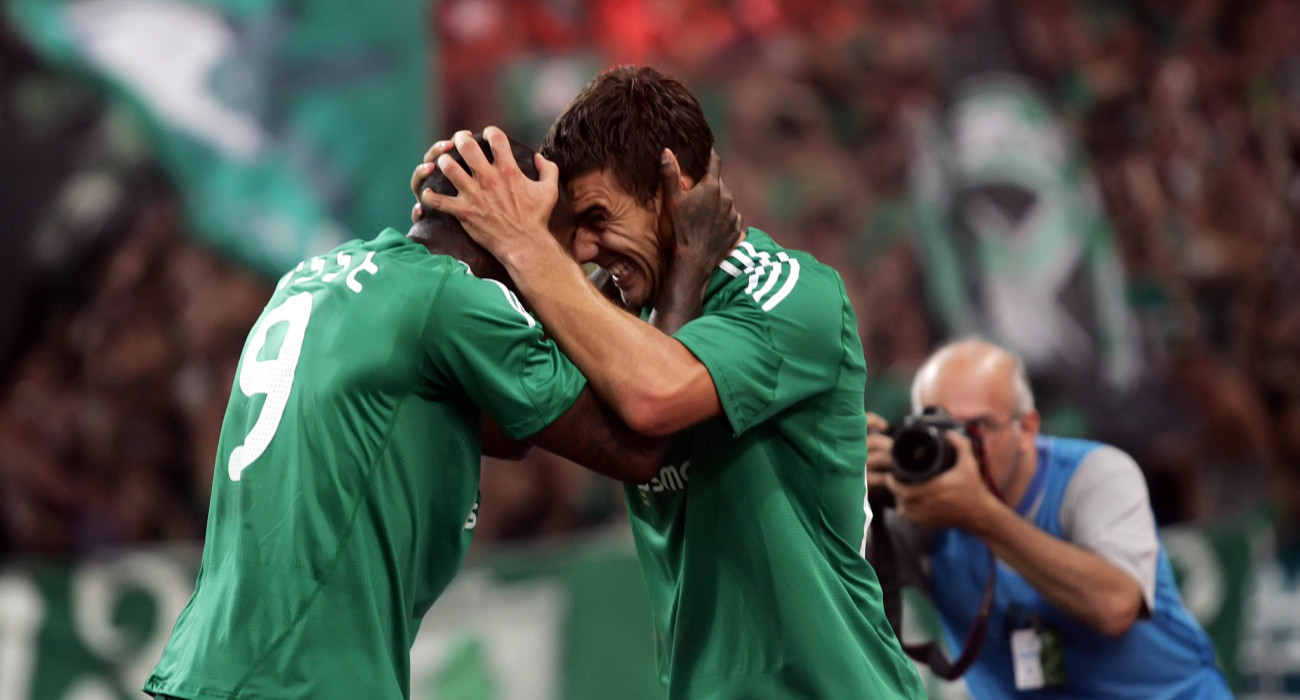 Τζιμπρίλ Σισέ και Κώστας Κατσουράνης πανηγυρίζουν τη νίκη του Παναθηναϊκού με 3-0 επί της Σπάρτα Πράγας, Πηγή: Intime