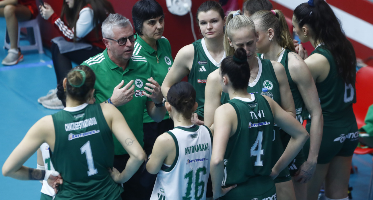 Ο προπονητής του Παναθηναϊκού, Αλεσάντρο Κιαπίνι, δίνει οδηγίες στις παίκτριές του στο ντέρμπι με τον Ολυμπιακό / Πηγή: Eurokinissi