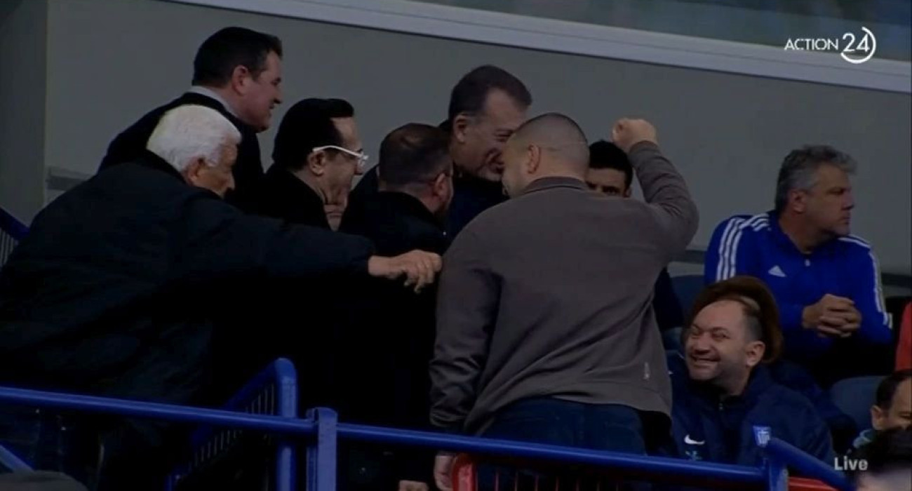 Ο Λευτέρης Πανταζής παρακολουθεί το παιχνίδι Πανιώνιος - Μαρκό / Πηγή: Intime