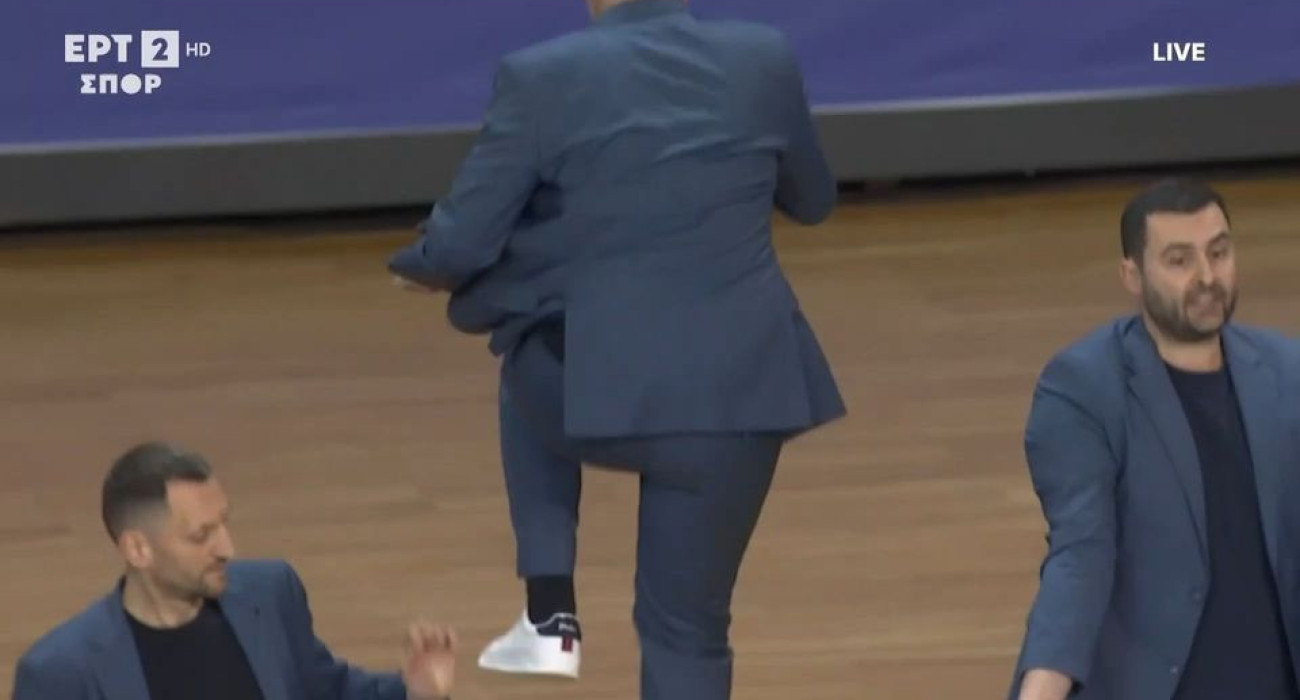 Πήδηξε πάνω από τις καρέκλες: Η αντίδραση του Παπαθεοδώρου σε σφύριγμα των διαιητητών (video)