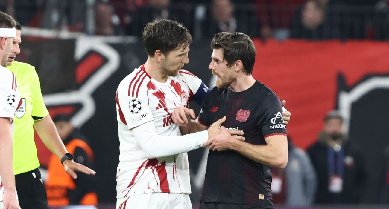 Ο Ρέτσος με τον Χόφμαν στο παιχνίδι του Ολυμπιακού με τη Λεβερκούζεν στη Μπάι Αρένα / Πηγή: Intime