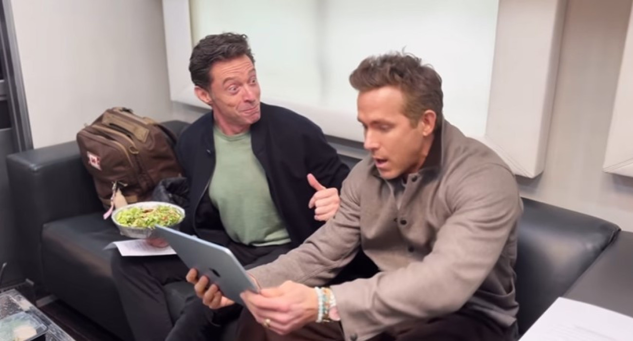 Ράιαν Ρέινολντς και Χιου Τζάκμαν παρακολουθούν την κλήρωση της Ρέξαμ / Screenshot