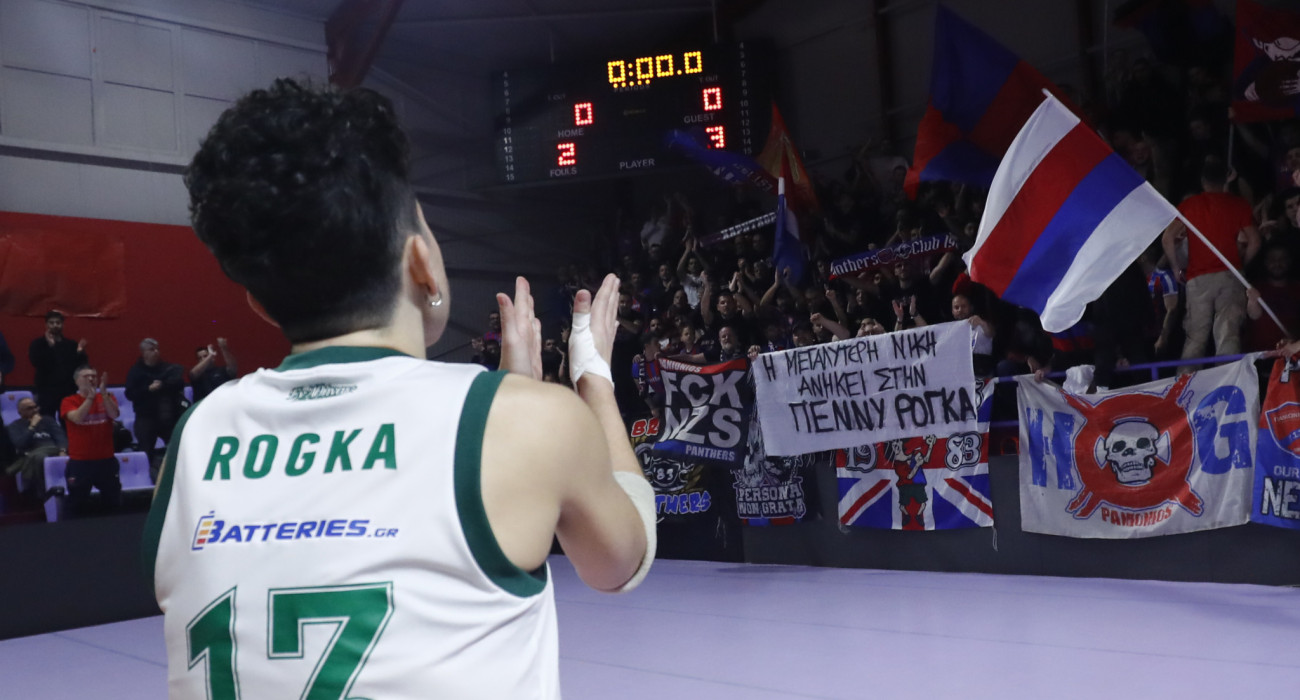 Η Πέννυ Ρόγκα αποθεώνεται από τους φιλάθλους του Πανιωνίου / Πηγή: Eurokinissi