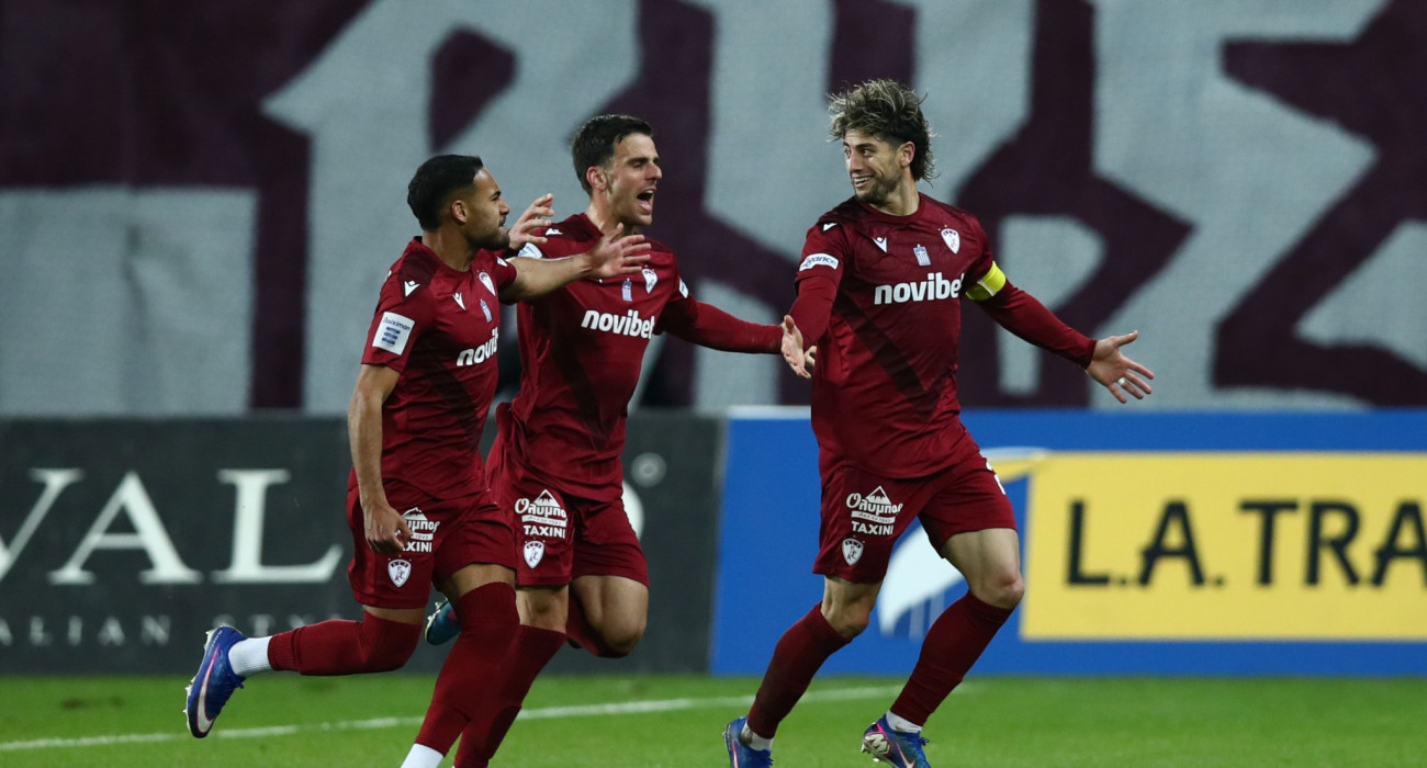 Ο Άνχελο Σαγάλ πανηγυρίζει με τους συμπαίκτες του το γκολ κόντρα στον ΠΑΟΚ / Πηγή: Eurokinis